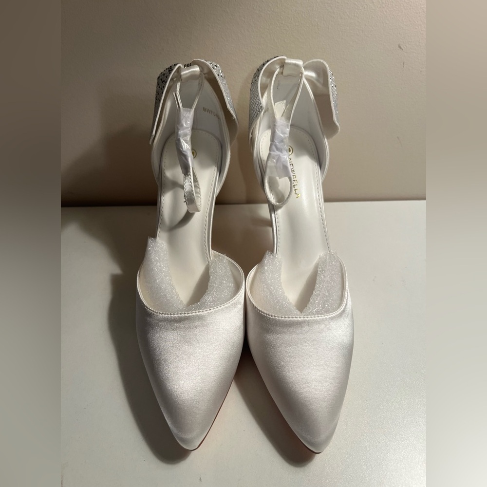 NIB NEWBELLA White Satin Pointed Toe Stiletto Heels w/ Bow Size 9 - Picture 2 of 9
